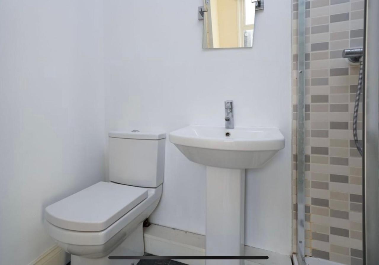 35 Mins To Central London. 3 Bedrooms. 2 Bathrooms With Garden Esterno foto